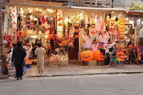 Phố Hàng Mã đìu hiu mùa lễ Halloween