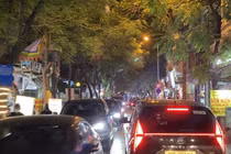 Hà Nội: Phố Đội Cấn ùn tắc sau khi cho ôtô lưu thông 2 chiều