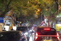 Hà Nội: Phố Đội Cấn ùn tắc sau khi cho ôtô lưu thông 2 chiều