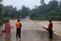 Bão số 5: Huế, Quảng Trị chìm trong biển nước