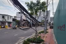 Dây điện, cáp viễn thông lòng thòng trên vỉa hè