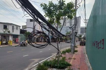Dây điện, cáp viễn thông lòng thòng trên vỉa hè