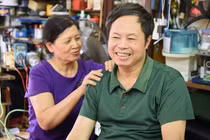 Chuyện tình cổ tích của chú rể đi xe lăn… buộc dây với cô dâu