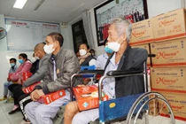 Tri thức và Cuộc sống trao tặng 1.000 chiếc túi sưởi "Mang mùa đông ấm áp"