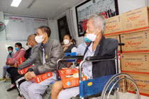 Tri thức và Cuộc sống trao tặng 1.000 chiếc túi sưởi "Mang mùa đông ấm áp"