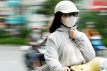 Hà Nội trở lạnh, người dân ra đường trong áo ấm