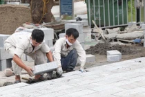 Vỉa hè Hà Nội nhanh xuống cấp, lỗi do đâu?