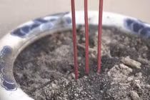 Rút chân hương trước hay sau lễ cúng ông Công ông Táo?