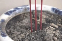 Rút chân hương trước hay sau lễ cúng ông Công ông Táo?