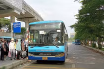 Xe buýt hoạt động xuyên Tết phục vụ người dân