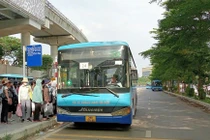 Xe buýt hoạt động xuyên Tết phục vụ người dân
