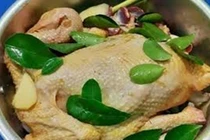 Bí quyết luộc gà không cần nước, giữ hương vị đậm đà