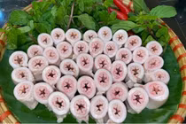 Hà Nội kiểm tra cơ sở quảng cáo có cỗ lòng se điếu dài 40m