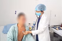 Ăn xí muội, cụ ông 72 tuổi ở TP HCM phải nhập viện cấp cứu