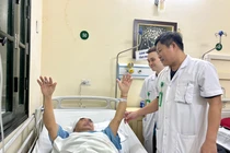 Lần đầu phối hợp mổ mở sọ, nội soi qua đường mũi cắt u tuyến yên 