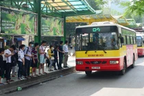 Trạm trung chuyển xe buýt Long Biên vào giờ cao điểm. Ảnh: Phạm Hùng