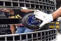 Hãng Ford không thể giao xe vì thiếu logo