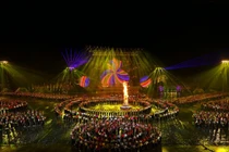 Hơn 2.000 người dân tộc Thái cùng múa đại xòe nhận bằng di sản