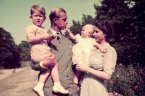 Chuyện tình cổ tích 7 thập kỷ của Nữ hoàng Anh Elizabeth II