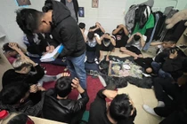 Tạm giữ hình sự 16 đối tượng đánh bạc bằng xóc đĩa ở Quảng Ninh