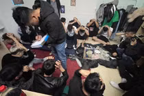 Tạm giữ hình sự 16 đối tượng đánh bạc bằng xóc đĩa ở Quảng Ninh