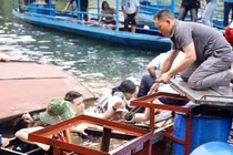 Bắc Kạn: Cầu phao nổi bất ngờ lật, 20 du khách rơi xuống hồ Ba Bể