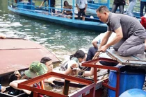 Bắc Kạn: Cầu phao nổi bất ngờ lật, 20 du khách rơi xuống hồ Ba Bể