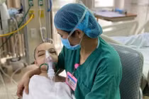 Hai trẻ nguy kịch vì tai nạn xe đạp điện