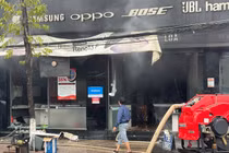 Cháy lớn tại siêu thị điện thoại ở Quảng Bình