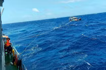 Cứu hộ 15 ngư dân Bình Thuận gặp nạn trên biển Phú Quý