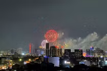 Pháo hoa thắp sáng bầu trời TP HCM mừng Đại lễ 30/4