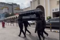 Luật sư nói gì vụ nhóm người khiêng quan tài diễu phố ở TPHCM?