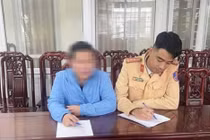 Công an làm việc với tài xế dán băng keo biển số xe tránh phạt nguội