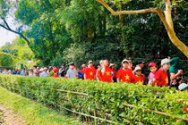 Hàng nghìn du khách về thăm quê Bác trong ngày thống nhất non sông