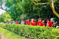 Hàng nghìn du khách về thăm quê Bác trong ngày thống nhất non sông