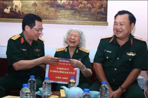 TP HCM: Đoàn công tác Bộ Quốc phòng dâng hương, tri ân gia đình chính sách 