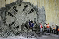 Cận cảnh TBM "Thần tốc" xuyên lòng đất tiến vào ga S10-Cát Linh