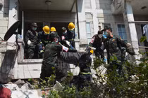 Bộ đội Việt Nam đưa thi thể nạn nhân Myanmar ra khỏi tòa nhà bị sập