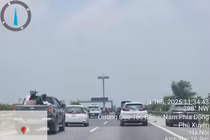 Ô tô nối đuôi vào làn khẩn cấp cao tốc Pháp Vân về Hà Nội