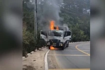 Lâm Đồng: Xe tải chở bia cháy trơ khung trên đèo Mimosa