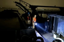 Bắt giữ tàu khai thác cát trái phép trên sông Hồng