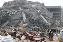 Thái Lan xuyên đêm giải cứu nạn nhân mắc kẹt sau động đất