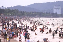 Biển Cửa Lò hút khách dịp nghỉ lễ