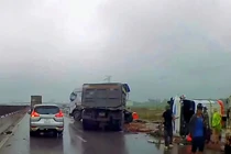 Xe chở giáo viên, học sinh gặp tai nạn trên cao tốc Diễn Châu - Bãi Vọt