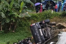 Xe máy va chạm ô tô bán tải ở Hà Tĩnh, 3 người thương vong