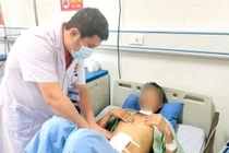 Cứu bệnh nhân tự ý cắt cổ đứt động mạch thượng vị, sốc mất máu