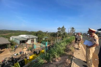 Xe chở 20 học sinh bị lật ở Gia Lai, nhiều em bị thương