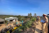 Xe chở 20 học sinh bị lật ở Gia Lai, nhiều em bị thương