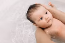 Hướng dẫn cách tắm cho trẻ sơ sinh sạch, an toàn