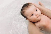 Hướng dẫn cách tắm cho trẻ sơ sinh sạch, an toàn